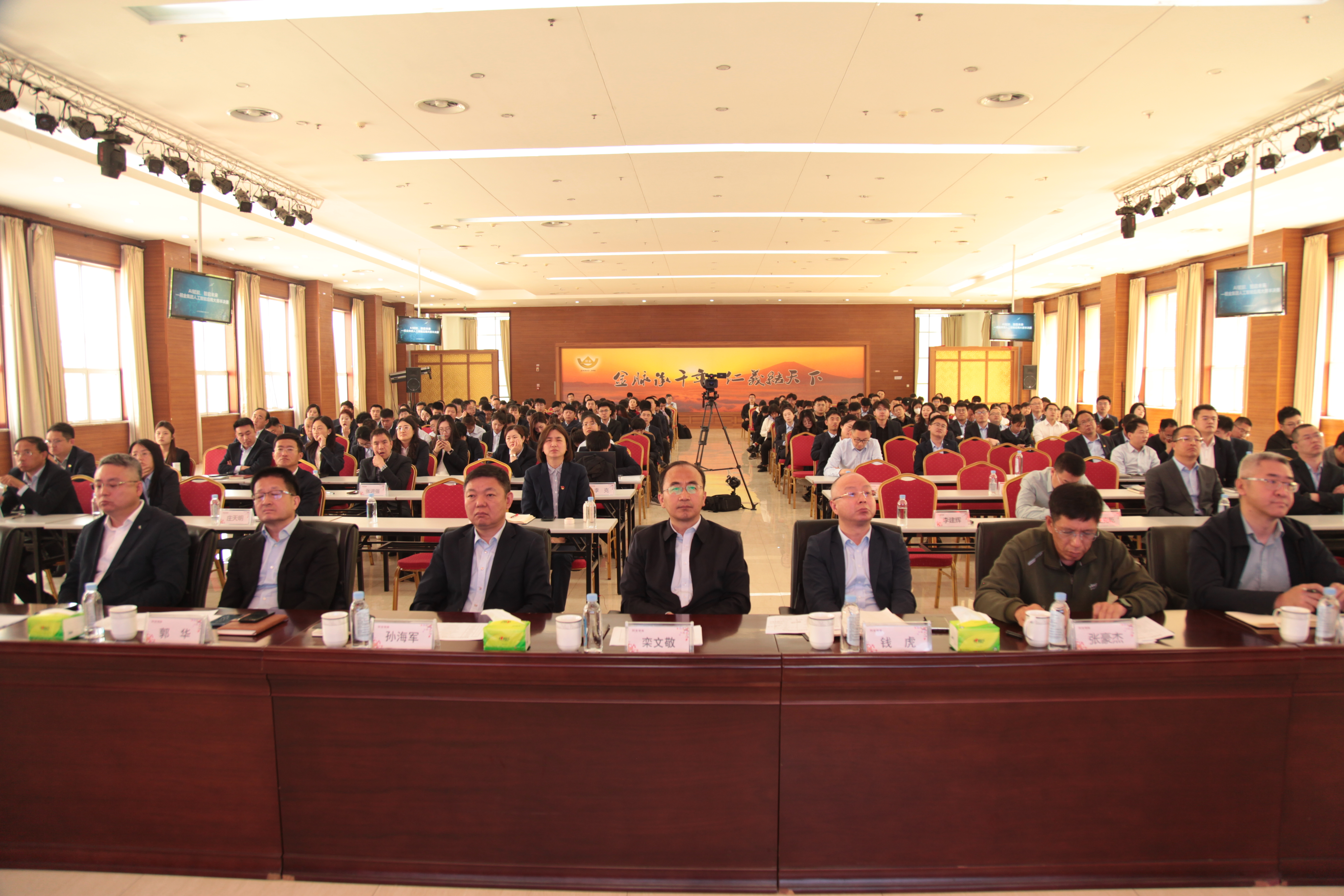 1746496876655008934.jpg 評委.jpg